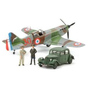   520 French Aces with Staff Car Airplane Model Kit Toys & Games