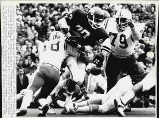 1971 Greg Pruitt University of Oklahoma running with the ball Press 