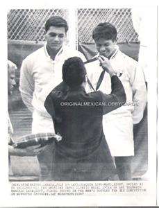 TENNIS, JOAQUIN LOYO MAYO RECEIVES HIS PAN A PHOTO 1967  