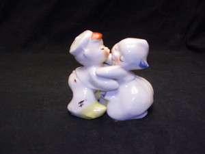 VANTELLINGEN #402 DUTCH KISSING HUGGING SALT AND PEPPER SHAKERS  