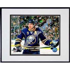 Derek Roy 2009   2010 Action Profile Double Matted 8 x 10 