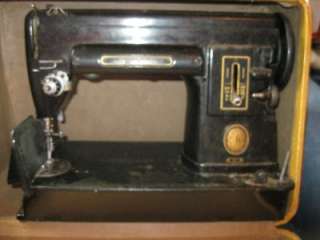Antique Singer Sewing machine in case #301  