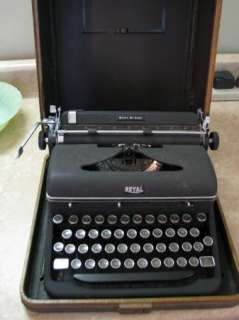 ROYAL De Luxe DELUXE TYPEWRITER Vintage w/CASE Works Great  