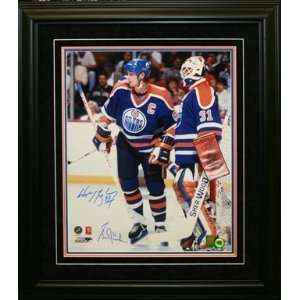   And Wayne Gretzky Dual Signed 16X20 Deluxe Frame   In Front Of Net