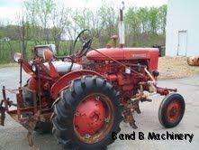 International Farmall 140 Tractor w/Cultivators  