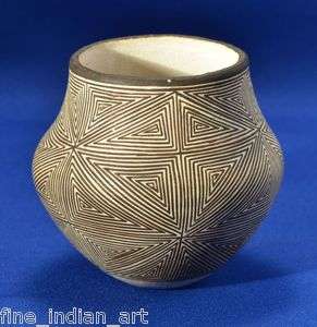 Authentic Fine Line Acoma Indian Pottery Jar c.1970  